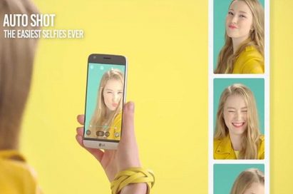 Girl taking selfies with LG G5’s Auto Shot feature