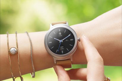 A woman touches the LG Watch Style in Rose Gold around her wrist