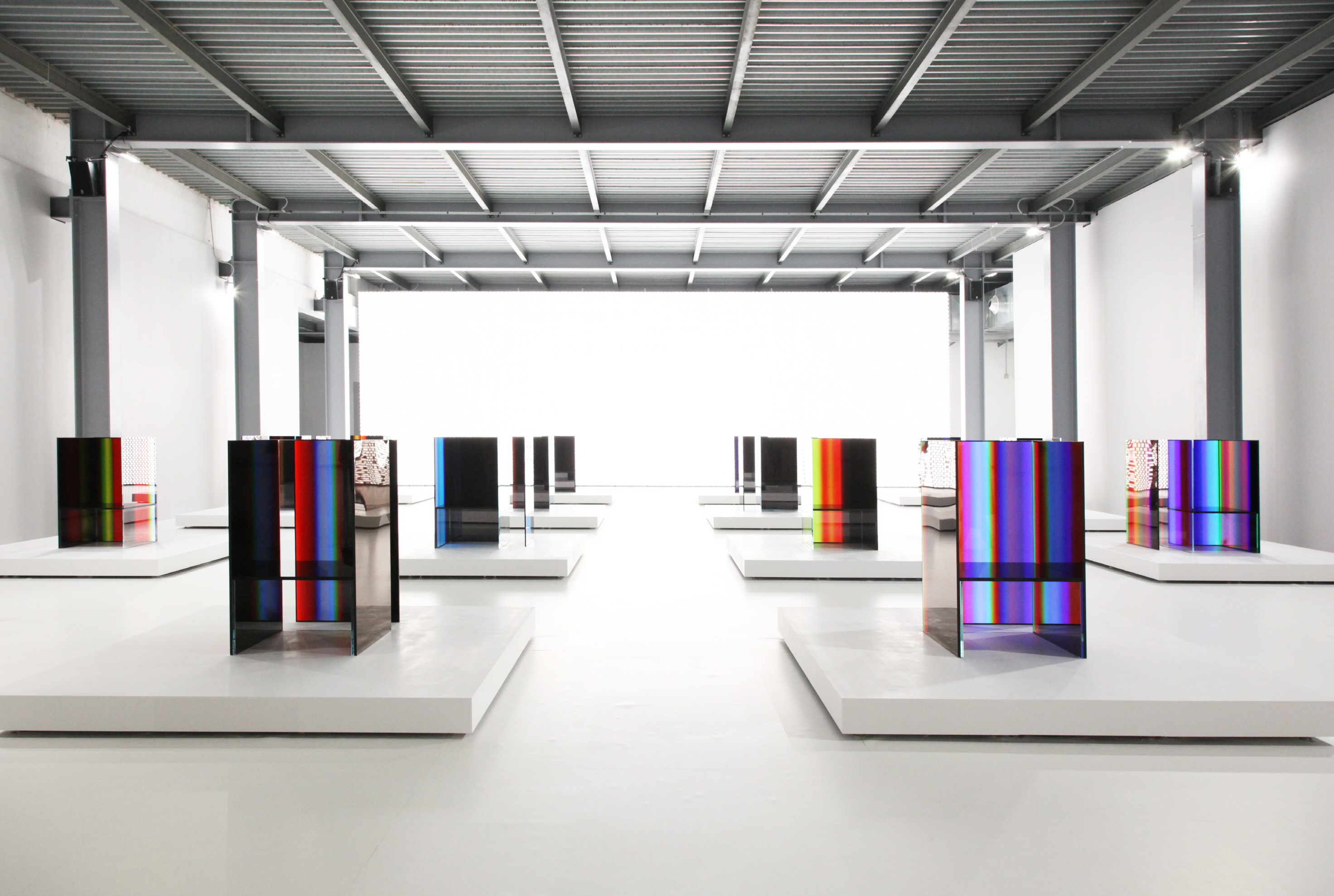 A front, wide-angle view of Tokujin Yoshioka’s art exhibition which boasts LG’s OLED technology to express bight colors and artwork to visitors