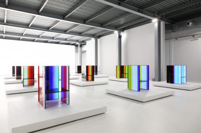 A wide-angle view that captures every installation found inside Tokujin Yoshioka’s art exhibition, equipped with LG’s OLED displays to showcase bright colors and artwork to visitors