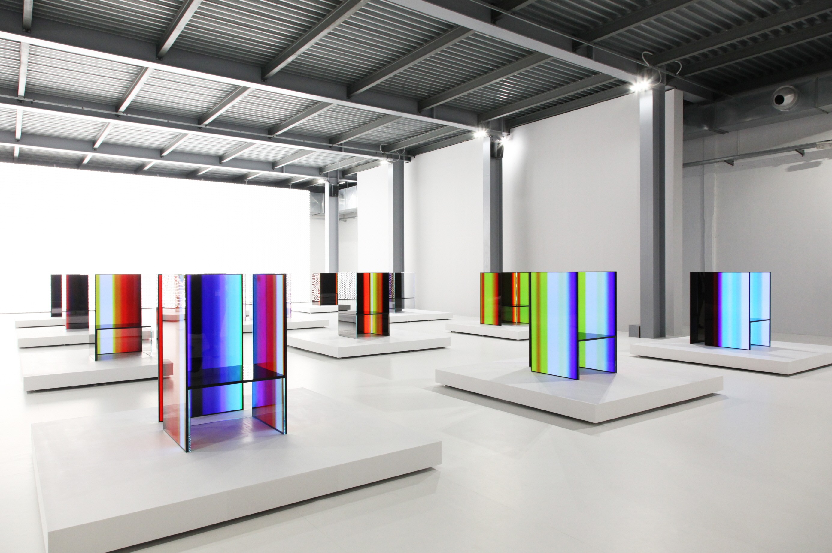 A wide-angle view that captures every installation found inside Tokujin Yoshioka’s art exhibition, equipped with LG’s OLED displays to showcase bright colors and artwork to visitors