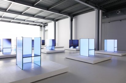 A wide-angle view of many of the installations found inside Tokujin Yoshioka’s art exhibition, equipped with LG’s OLED displays to showcase bright colors and artwork to visitors