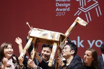 TOKUJIN YOSHIOKA and the team celebrate their exhibition, “TOKUJIN YOSHIOKA x LG: S.F_Senses of the Future,” winning the top prize at Milano Design Award 2017.