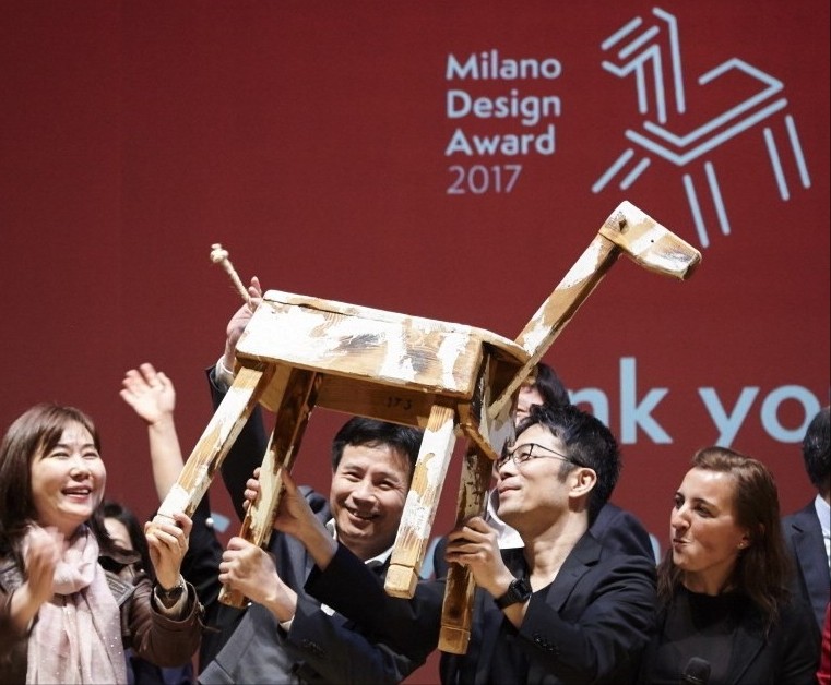 TOKUJIN YOSHIOKA and the team celebrate their exhibition, “TOKUJIN YOSHIOKA x LG: S.F_Senses of the Future,” winning the top prize at Milano Design Award 2017.