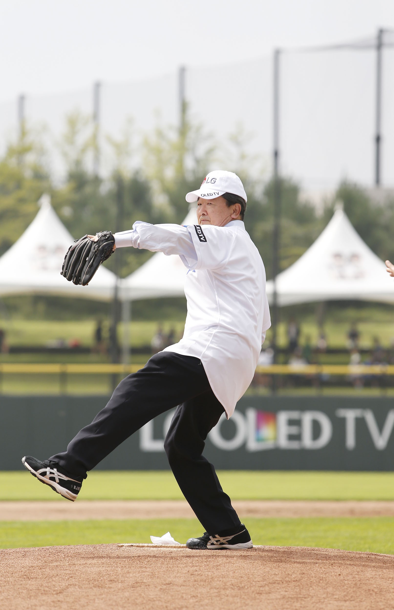 LG Corp. vice chairman Koo Bon-joo throwing out the ceremonial first pitch at the opening game of LG CUP 2017