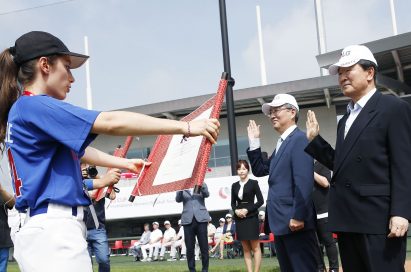 A player representative declares the LG CUP 2017 officially open in front of LG Corp. vice chairman, Koo Bon-joo, and Icheon mayor, Cho Byung-don