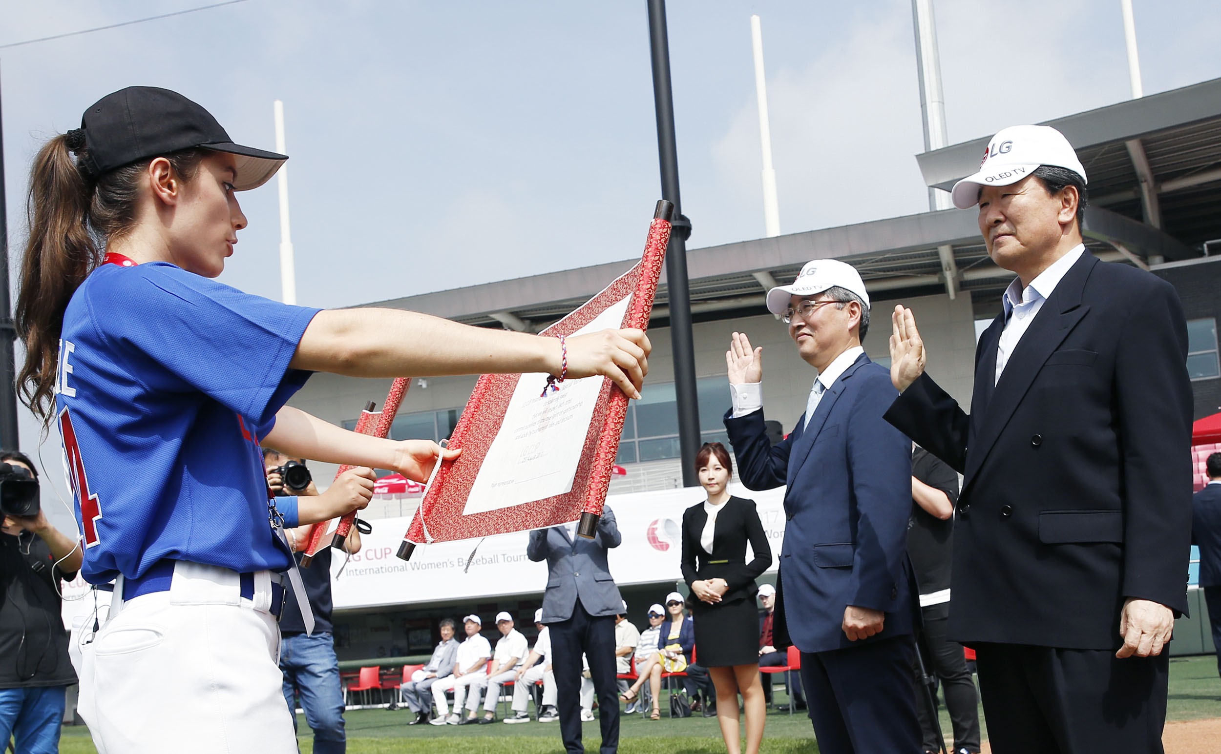 A player representative declares the LG CUP 2017 officially open in front of LG Corp. vice chairman, Koo Bon-joo, and Icheon mayor, Cho Byung-don