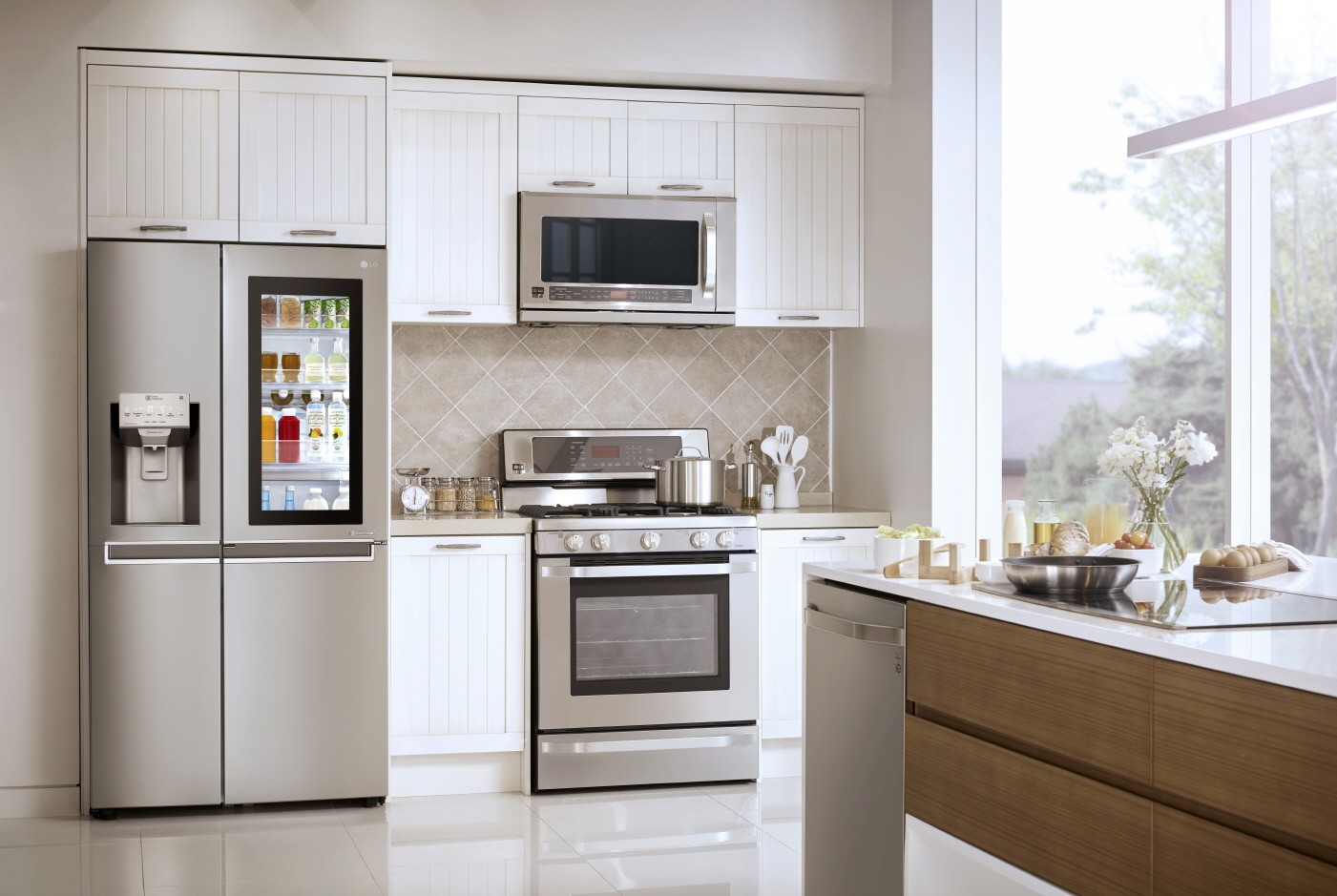 Kitchen with LG InstaView Door-in-Door™ refrigerator on the left. The refrigerator showing its inside through the InstaView becoming transparent.