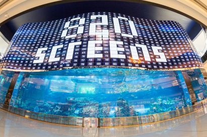 A gigantic LG OLED video wall signage displaying the fact that it uses ‘820 screens’ at the Dubai Aquarium