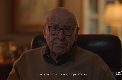 Screenshot of an LG advertisement featuring octogenarian astronaut Jim Lovell experiencing a moonwalk in VR, with the help of the LG V30 and Google Daydream
