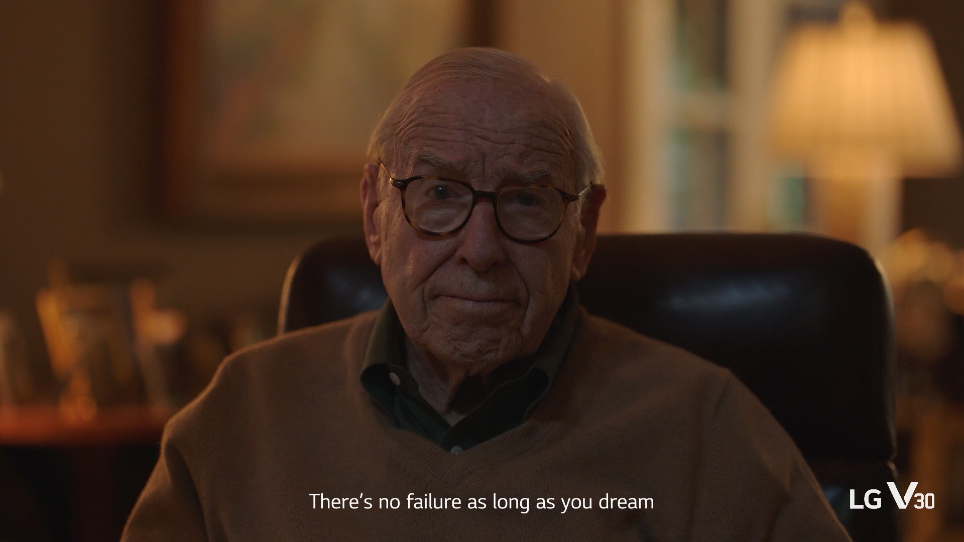 Screenshot of an LG advertisement featuring octogenarian astronaut Jim Lovell experiencing a moonwalk in VR, with the help of the LG V30 and Google Daydream