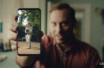An image from the video clip shows Michael Bauer holding LG V30 out towards the screen