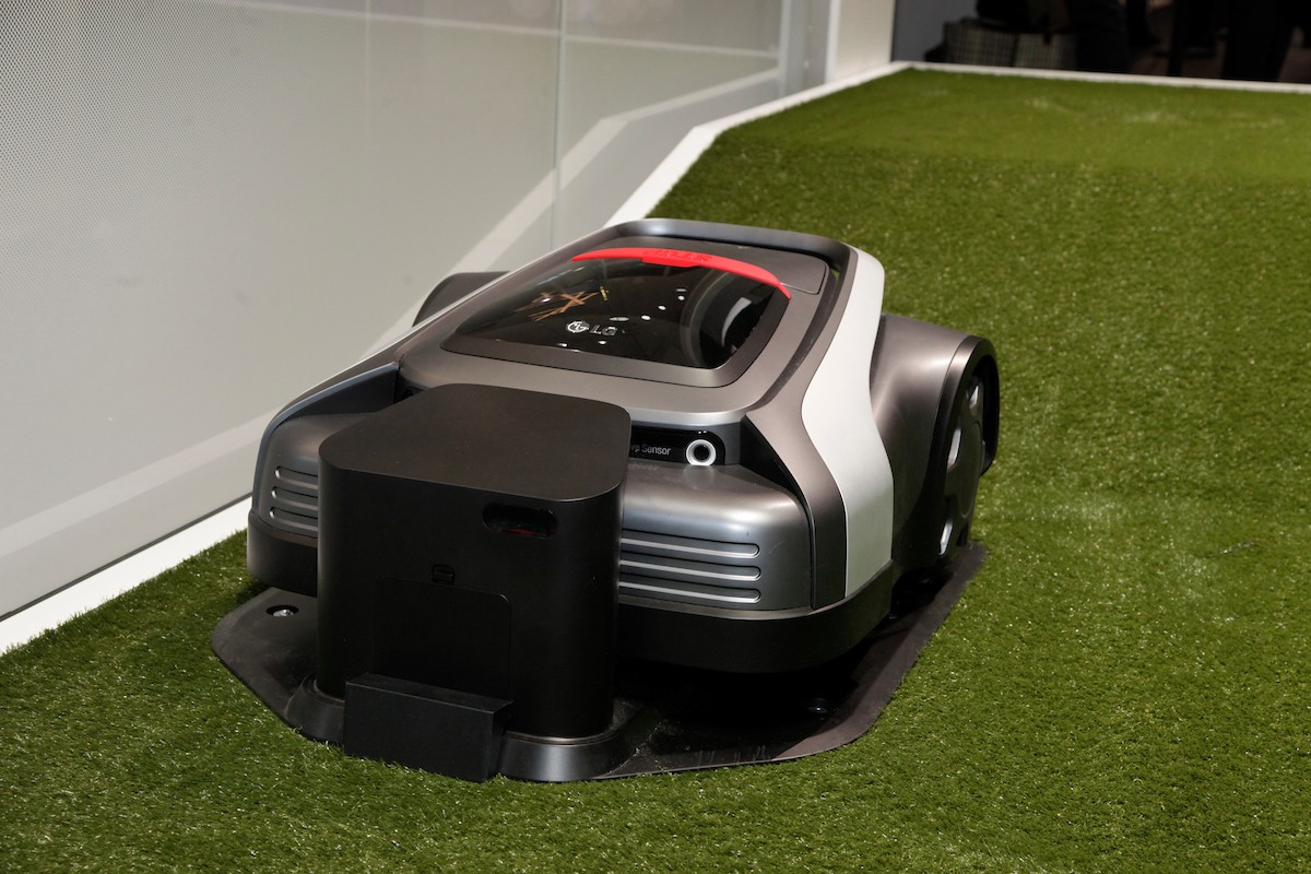 LG’s CLOi LawnBot is placed on the artificial turf at LG’s booth in order to show the way it works to meet American’s domestic needs for lawn mower robots