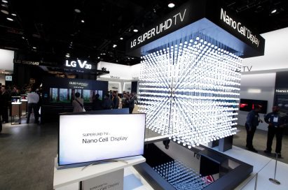 View of the LG Super UHD TV / LG Nano Cell Display zone, which displays a cube made up of LED elements that represent how Nano Cell technology improves picture quality
