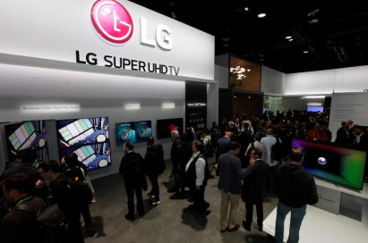 View of the LG SUPER UHD TV zone with attendees examining various displays that showcase the superior picture quality of LG’s TVs