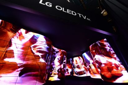 Entrance view of the LG OLED Canyon where beautiful desert scenes are displayed on a winding passage of connected OLED panels that span from the floor to the ceiling