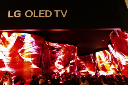 CES 2018 attendees walking through and admiring the awe-inspiring LG OLED Canyon