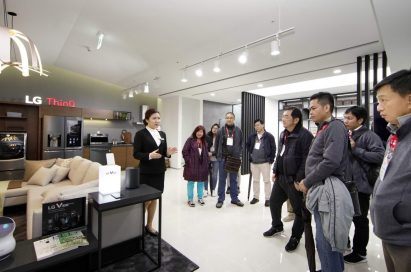 Another image in which a female presenter explains about the LG ThinQ AI-enabled home appliances in front of attendees at LG InnoFest 2018.