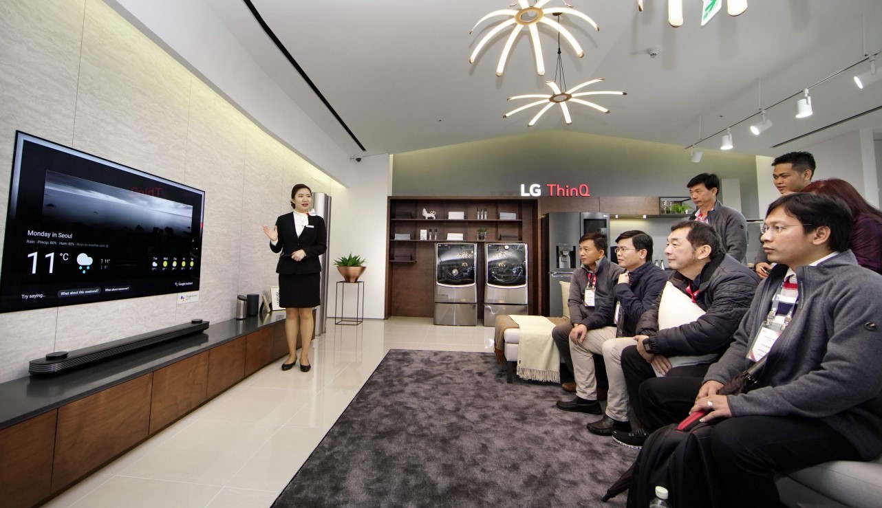 A female presenter explains about LG SIGNATURE OLED TV W that offers the weather forecast by voice recognition technology.