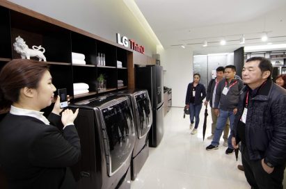 A female presenter introduces LG ThinQ AI features that can control LG’s home appliances by using LG’s smartphones.