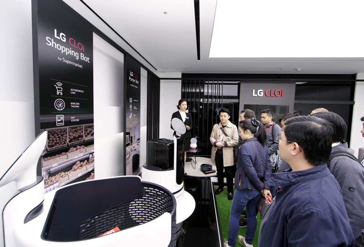 Attendees at InnoFest 2019 browse LG’s CLOi Shopping Bot.