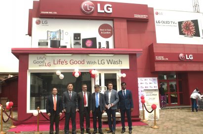 Lee Choong-hak, executive vice president of LG Electronics and in charge of corporate social responsibility initiatives, stands with other LG representatives at the opening ceremony of a new LG store.
