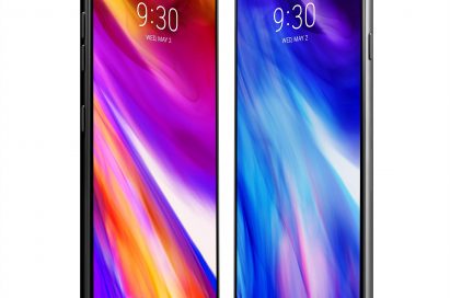 The front view of the two LG G7 ThinQ devices facing each other at an angle, with the left device’s New Second Screen fully expanded for a bezel-less look while the device on the right has the notification bar completely blacked out