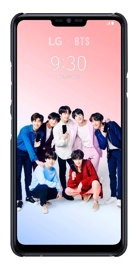 A front view of the LG G7 ThinQ that displays BTS’s members holding LG G7 ThinQ on its screen