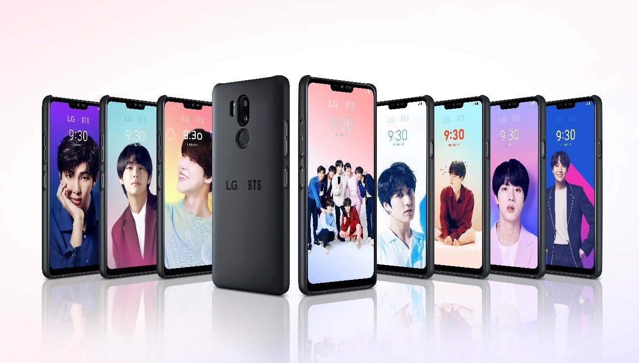 A string of the LG G7 ThinQ smartphones attached to the BTS Smart Case display images of BTS members.