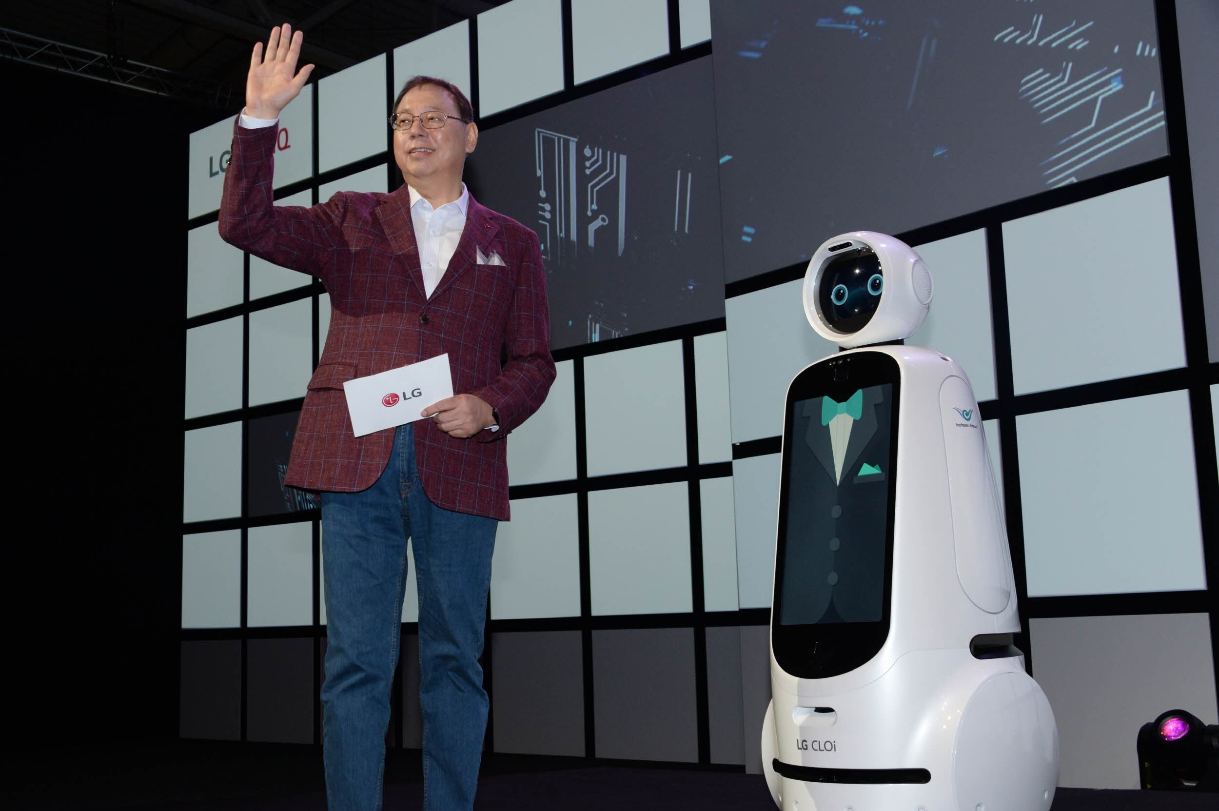 LG Electronics chief executive officer, Jo Seong-jin, stands right next to the LG CLOi robot.