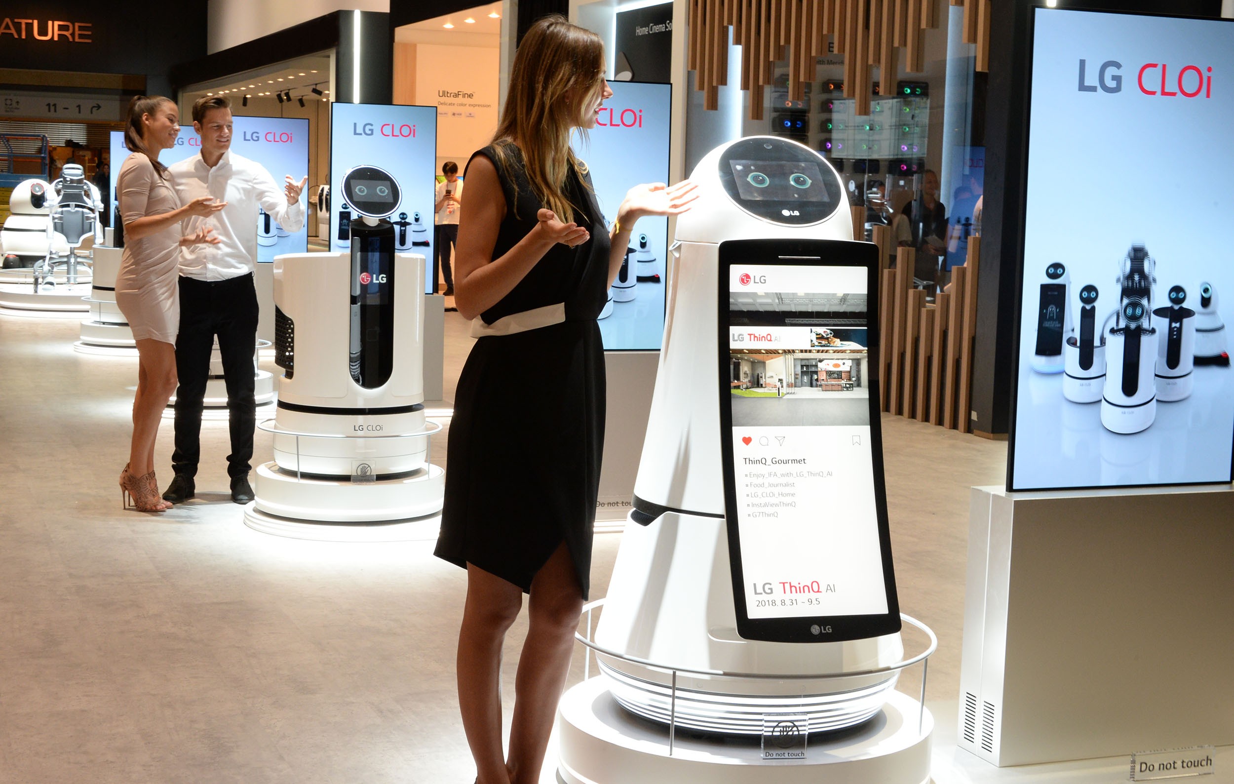 A model poses with the LG CLOi.