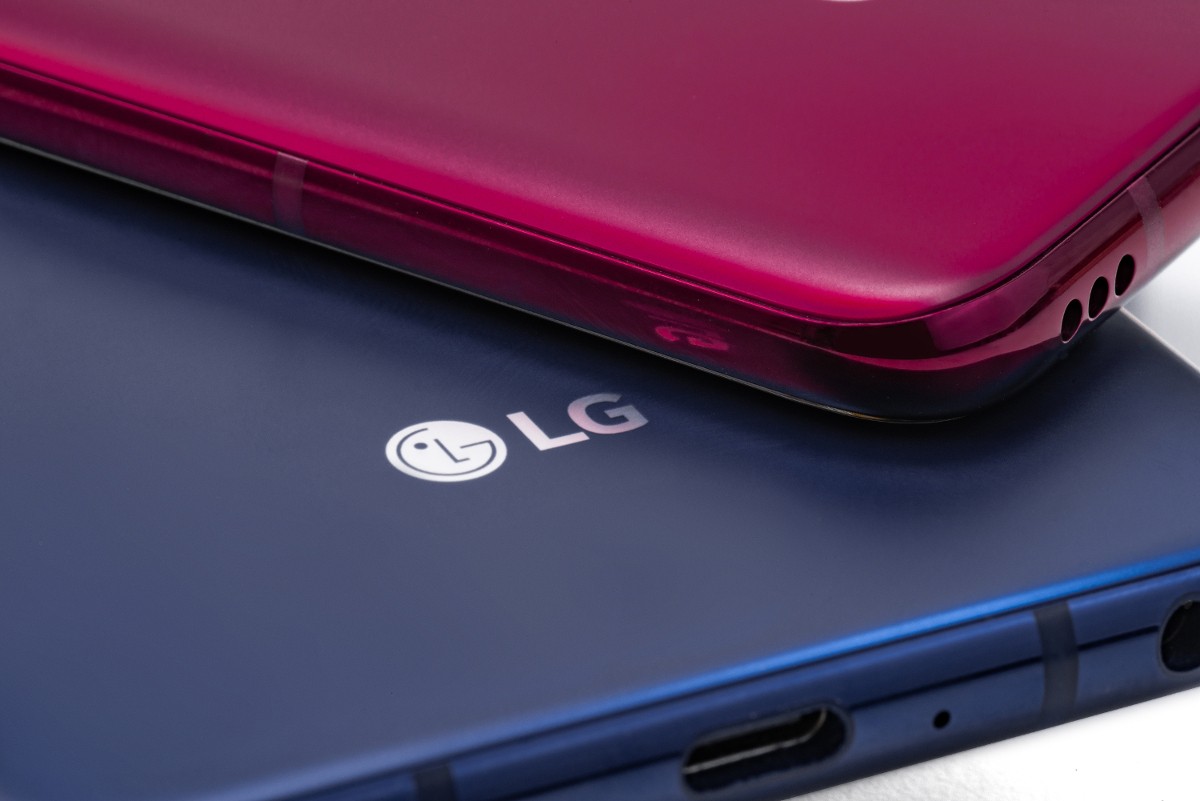 Zoomed-in view of the bottom of the LG V40 ThinQ in New Moroccan Blue and Carmine Red