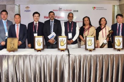 A group photo of representatives from LG Electronics, Korea’s Ministry of Health and Welfare, India’s Ministry of Social Justice and Empowerment, and Rehabilitation International Korea.