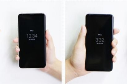 Two photos show the 2:1 display ratio of LG V30 ThinQ on the left and the 2.1:1 ratio of LG V40 ThinQ on the right respectively.