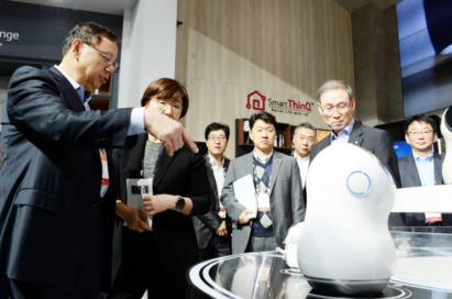 LG Electronics Vice President Jo Seong-jin and other officers discuss a sample of the CLOi robot at IFA 2018.