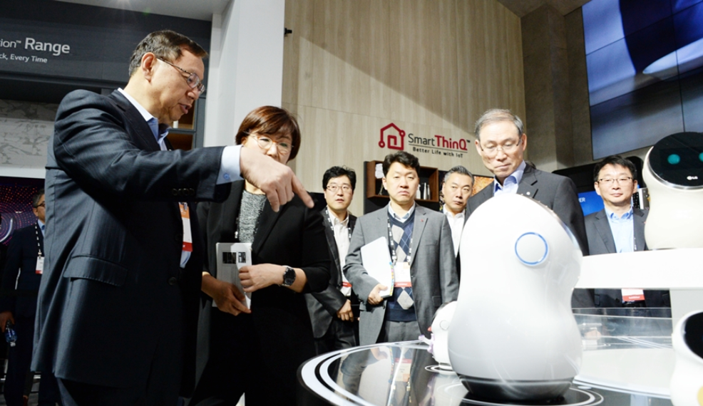 LG Electronics Vice President Jo Seong-jin and other officers discuss a sample of the CLOi robot at IFA 2018.