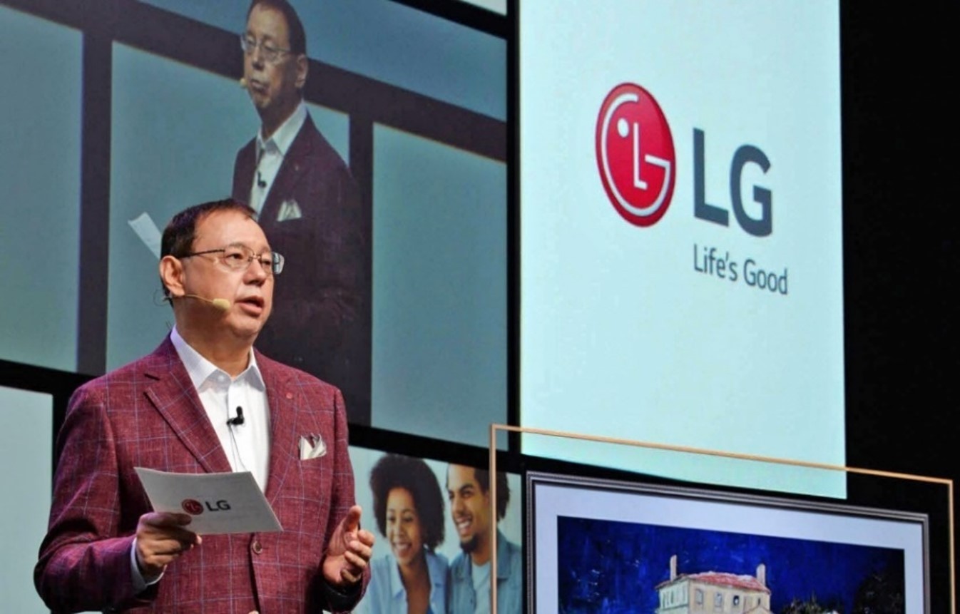 LG Electronics Vice President Jo Seong-jin introduces LG’s new robotics business at IFA 2018.