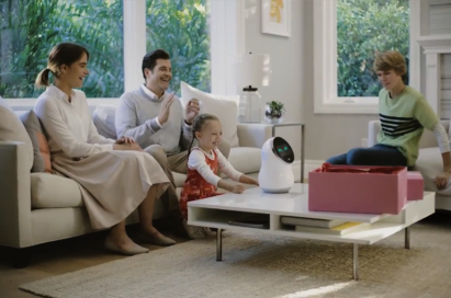 Four members of a family enjoy their time together using LG’s CLOi Hub Robot in the living room.