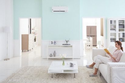 A woman on the sofa enjoys the enhanced indoor air quality thanks to LG’s DUALCOOL air conditioner, which detects and eliminates tiny airborne particles such as PM1.0.
