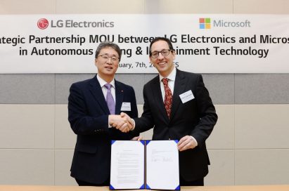 Mr. Kim Jin-yong, president of LG’s Vehicle Component Solutions Company, shake hands with Mr. Sanjay Ravi, general manager, automotive industry at Microsoft.