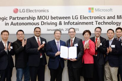 Delegates pose with Mr. Kim Jin-yong, president of LG’s Vehicle Component Solutions Company, and Mr. Sanjay Ravi, general manager, automotive industry at Microsoft, at the MOU signing ceremony.