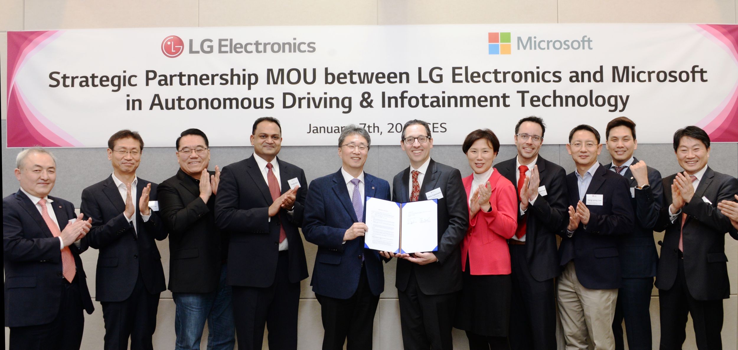 Delegates pose with Mr. Kim Jin-yong, president of LG’s Vehicle Component Solutions Company, and Mr. Sanjay Ravi, general manager, automotive industry at Microsoft, at the MOU signing ceremony.