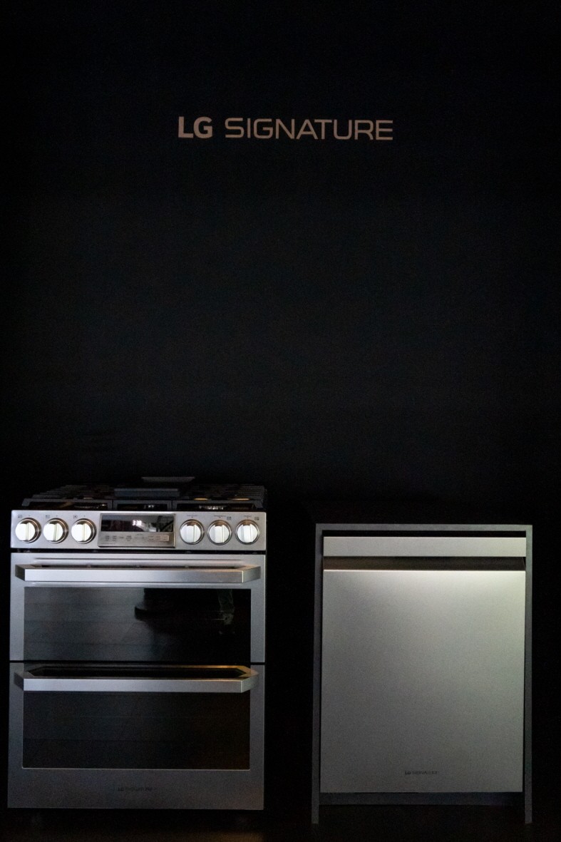 Front view of an oven and a dishwasher in the LG SIGNATURE lineup at the display zone