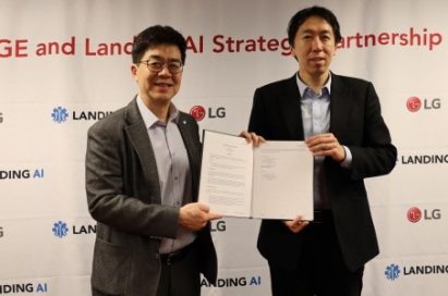 LG president and chief technology officer, Dr. I.P. Park, and Dr. Andrew Ng, CEO and founder of Landing AI, hold the agreement after singing a strategic partnership