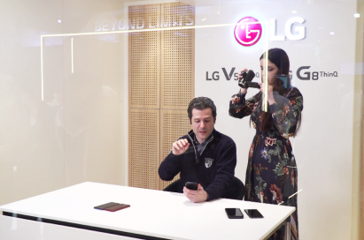 A male journalist shoots a hands-on video for LG’s V50 ThinQ smartphone in the LG Creator’s Studio.