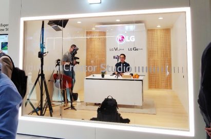 A male journalist records a news video about the new technologies he found from MWC 2019 in the LG Creator’s Studio.