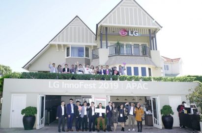 An outside view of the LG Home in Sydney, the venue of LG InnoFest 2019 Asia-Pacific, there are attendees waving hands to the camera.