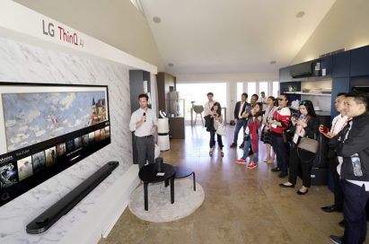 A male presenter explains the AI technology incorporated in the LG SIGNATURE OLED TV W.