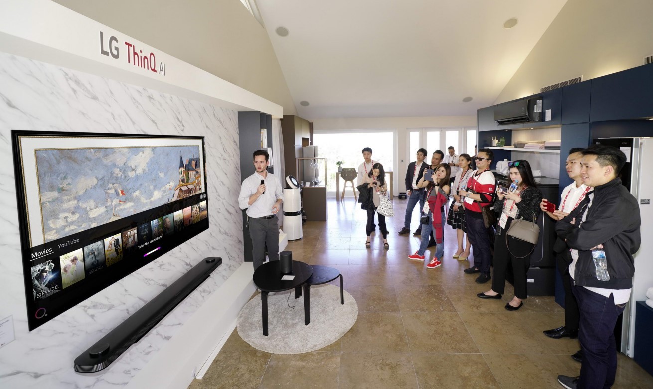 A male presenter explains the AI technology incorporated in the LG SIGNATURE OLED TV W.