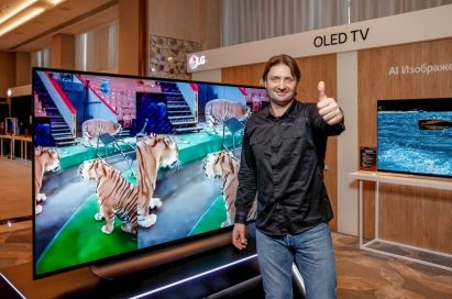 The world’s youngest ever chess grandmaster Sergey Karyakin stands in front of LG’s OLED TV, giving a thumb up towards the camera.